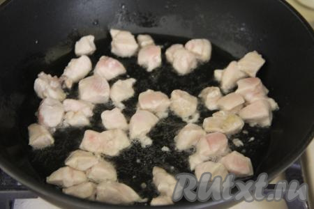 Обжарить куриное мясо на среднем огне в течение 5 минут (до изменения цвета со всех сторон).