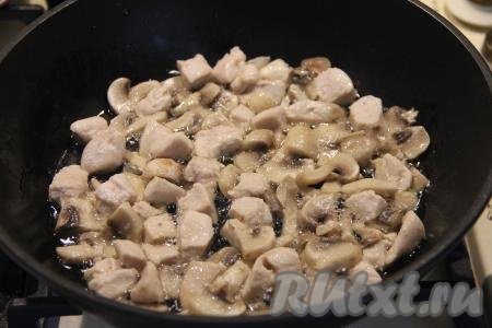 Обжаривать грибы с курицей минут 7, периодически перемешивая. В процессе обжаривания посолить по вкусу.