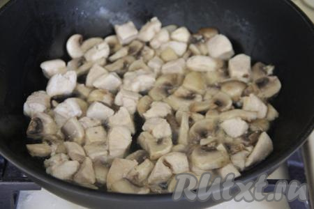 После того как грибы с курицей обжарятся вместе в течение 7 минут, разровнять содержимое сковороды.