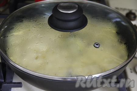 Убавить огонь до минимума, накрыть сковороду крышкой и готовить омлет с курицей и грибами минут 10. На поверхности готового омлета не должно быть влажных мест.