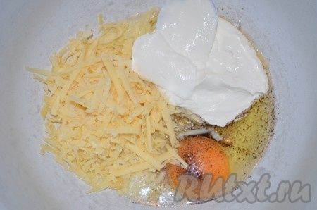 Яйцо взбить вилкой с сыром, натертым на крупной терке, солью и специями.