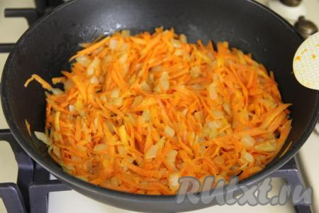 Обжарить овощи в течении 5-7 минут (до мягкости моркови), иногда помешивая.