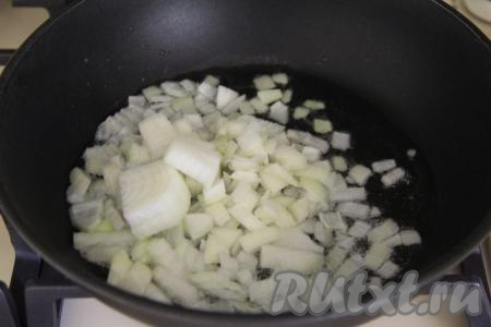 Влить в сковороду растительное масло, разогреть и выложить мелко нарезанный лук, обжаривать до прозрачности (в течение 3-4 минут), иногда помешивая, на среднем огне.