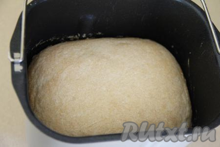Закрыть крышку хлебопечки и выставить режим "Белый хлеб", вес буханки - 750 грамм. В моей хлебопечке этот режим составляет 3 часа 30 минут. В процессе замеса теста следите за колобком из теста. Он должен быть липким и вязким, но при этом хорошо держать форму. Возможно, нужно будет добавить немного воды (1-2 столовых ложки) или немного муки, чтобы добиться желаемой консистенции колобка.