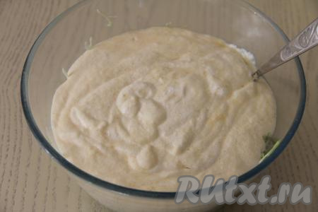 В миску с капустой влить манное тесто и хорошо перемешать.