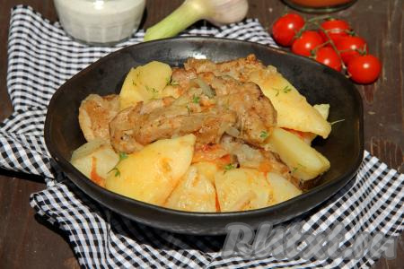  Аппетитное, вкусное чахохбили из курицы с картошкой разложить со сковороды по порционным тарелкам и подать к столу в горячем виде, присыпав, по желанию, свежей зеленью.