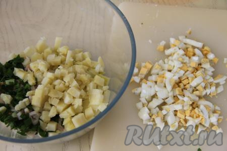 Картошку и яйца почистить и нарезать на кубики.