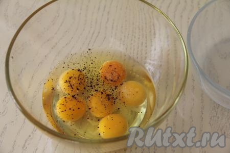 В миску разбить яйца, посолить и поперчить.