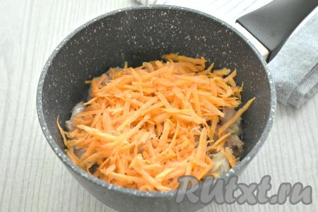 Лук и морковку очищаем. Моем помидор, лук и морковь. К обжаренным кусочкам индейки добавляем морковь, натёртую на крупной тёрке.