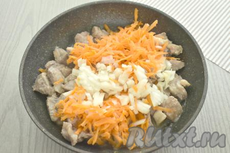 Морковь и луковицу очищаем. К обжаренной индейке выкладываем натёртую на крупной тёрке морковку и мелко нарезанный лук, перемешиваем и обжариваем 5 минут, время от времени перемешивая мясо с овощами.