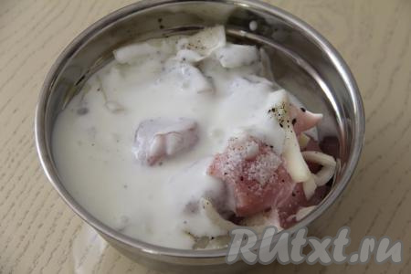 Влить кефир в миску с кусочками свинины и луком.