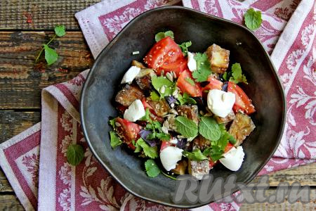 Сочный, вкусный, очень аппетитный салат, приготовленный из жареных баклажанов с помидорами и творожным сыром, сразу подать к столу.