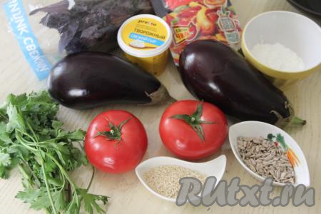 Подготовить продукты для приготовления салата из жареных баклажанов с помидорами и творожным сыром. Помидоры лучше взять мясистые, сладкие.