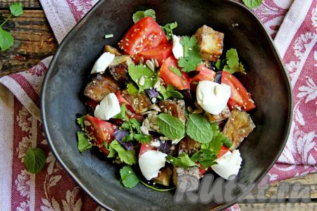 Салат из жареных баклажанов с помидорами и творожным сыром