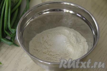 Прежде всего замесим жидкое тесто для кутабов, для этого в миску нужно всыпать просеянную муку, добавить соль.