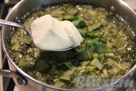 Сразу в суп со щавелем добавить соль по вкусу и плавленный сыр.