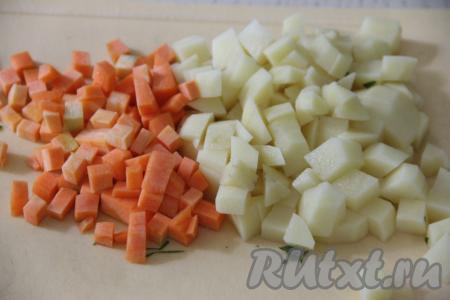 Морковку и картофель нарезать. Я решила картошку нарезать на средние кубики, морковь - на мелкие кубики.