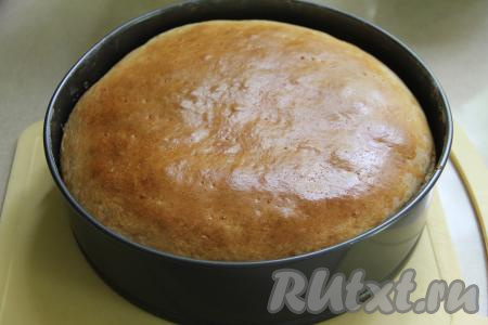 Выпекать двухслойный пирог с курагой и орехами в духовке, предварительно разогретой до 190 градусов, в течение 40 минут.