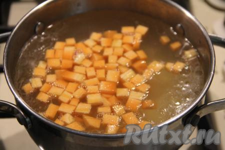 В закипевший куриный бульон добавить картошку и морковь, дать закипеть, а после этого варить 15 минут (до мягкости овощей) на небольшом огне.