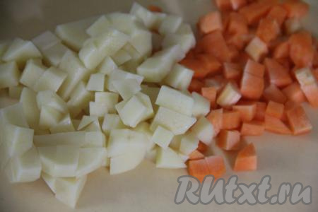 Картошины нарезать на средние кубики, морковь - на мелкие.