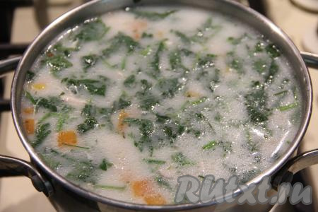 Готовый суп снять с огня и можно сразу разливать по тарелкам.