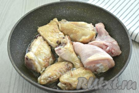 В сковороде прогреваем растительное масло, выкладываем части курицы и обжариваем их на огне чуть выше среднего по 3 минуты с каждой стороны. Обжаренные кусочки курицы перекладываем в миску.