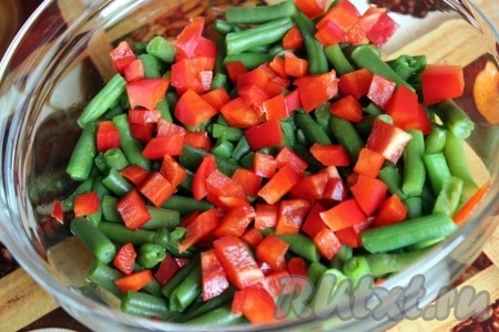 В салатник выложить слоями фасоль и порезанный кубиками свежий красный болгарский перец.