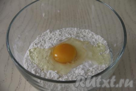 Прежде всего замесим тесто для вареников, для этого 300 грамм муки нужно просеять в объёмную миску, добавить соль и яйцо.
