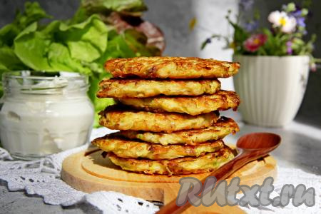 Вкусные, нежные, аппетитные драники, приготовленные из кабачков с сыром, к столу подать со сметаной.