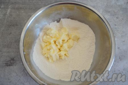 В миску с сухими ингредиентами добавить кусочки сливочного масла комнатной температуры.