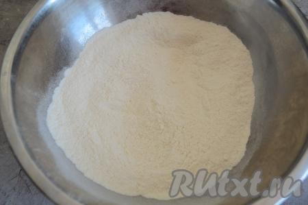 Теперь замесим песочное тесто, для этого в миску нужно просеять муку, затем добавить соль, сахар и разрыхлитель, перемешать сухие ингредиенты до однородности.