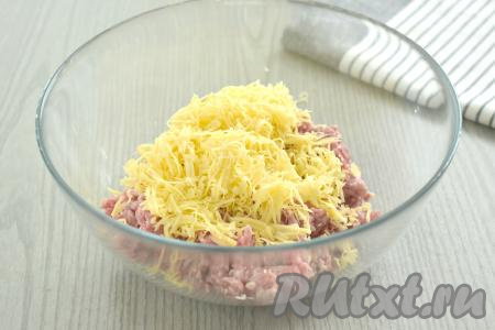 В миску с фаршем добавляем сыр, натёртый на средней тёрке.