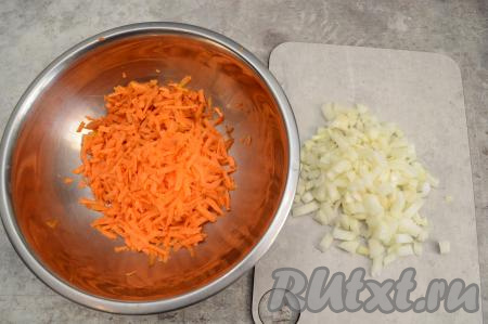 Нарезать лук на небольшие кубики, а морковку натереть на крупной тёрке.
