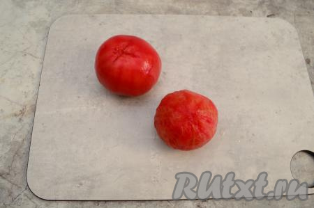 С помидоров я рекомендую снять кожуру. Для этого сделайте крестообразные надрезы на поверхности каждого помидора. Выложите помидоры в небольшую мисочку, залейте их полностью кипятком, оставьте на 3-5 минут. Затем достаньте аккуратно помидоры. После такой тепловой обработки кожура снимется с помидоров очень легко.