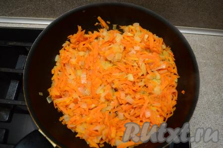 Затем добавить в сковороду морковку, перемешать овощи и обжаривать их минут 5-6 (до мягкости моркови). Я обжариваю овощи на минимальном количестве растительного масла, поэтому во время жарки добавляю в сковороду несколько столовых ложек воды.