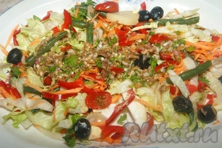 Перемешанный салат заправить соусом винегрет. Рецепт салата "Нисуаз" прост, но блюдо получается сытным и вкусным.
