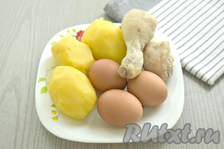 Прежде всего нужно отварить отдельно картофель в кожуре (в течение минут 25 с момента закипания воды), курицу (в течение 35 минут с момента закипания подсоленной воды), яйца (в течение 10 минут с начала кипения воды). Затем остудить варёные картошку, яйца и курицу. Непосредственно перед приготовлением очистить картофель и яйца. С частей курицы снять кожу, удалить кости.