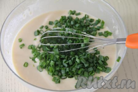 Добавить в тесто зелёный лук и 2 столовых ложки растительного масла.