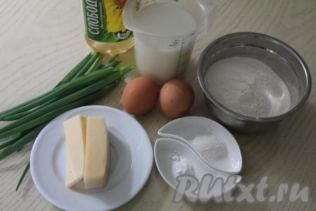 Подготовить продукты для приготовления блинов с зелёным луком и сыром. Зелёный лук вымыть, обсушить.