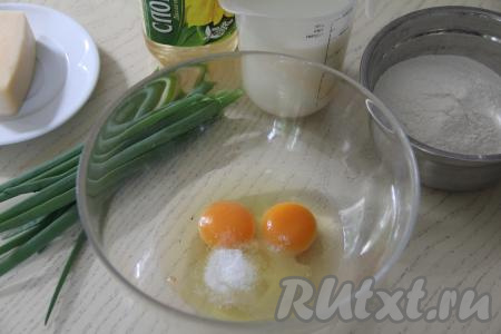 Соединить яйца, соль и сахар в объёмной миске, перемешать венчиком.