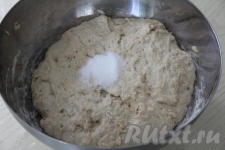 Затем добавить соль и хорошо вымесить тесто руками. Для того чтобы тесто меньше липло к рукам, можно слегка смазать руки растительным маслом.