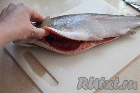 Сделать разрез на брюшке рыбы. Удалить внутренности, хорошо промыть рыбку, особенно внутри. Обсушить форель.