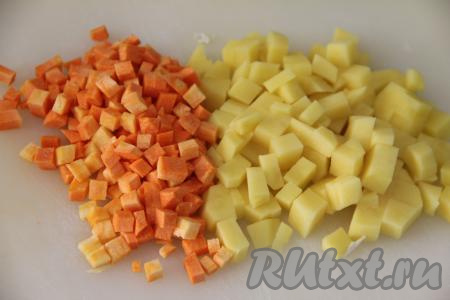 Картошку нарезать на средние кубики, морковь - на мелкие кубики (можно просто натереть на крупной тёрке).