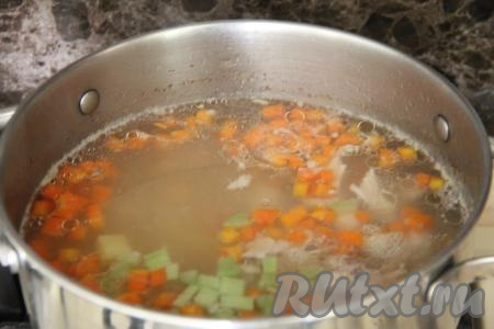 После того как суп с картошкой и морковкой проварится с момента закипания 15 минут (овощи должны полностью свариться и легко прокалываться вилкой), добавить в кастрюлю ревень и мясо, дать закипеть.