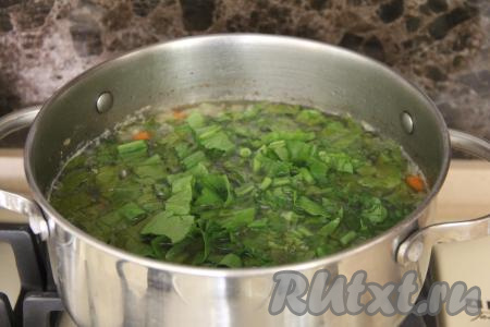 Добавить щавель в кастрюлю, довести суп с ревенем и щавелем до кипения.