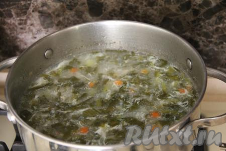 Посолить суп из ревеня с щавелем и яйцом по вкусу, довести до кипения и, уменьшив огонь, проварить 2-3 минуты, убрать с огня.