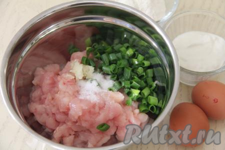 В миску с нарезанным мясом добавить мелко нарезанный зелёный лук, пропущенный через пресс чеснок и соль.