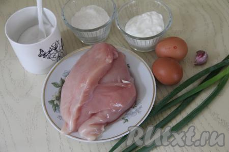 Подготовить продукты для приготовления куриных котлет по-французски. Куриное филе вымыть, обсушить. Зелёный лук вымыть, немного обсушить.