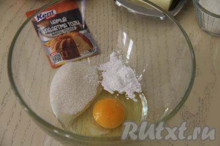 Прежде всего замесим теста, для этого в объёмной миске нужно соединить сахар, ванильный сахар и яйцо.