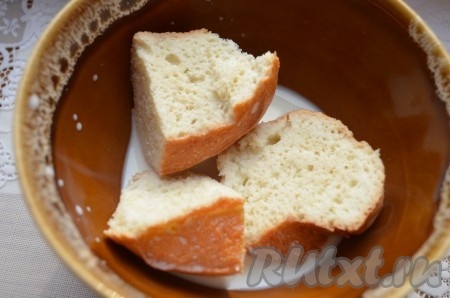 Белый хлеб замочить в молоке, затем отжать от лишней жидкости.
